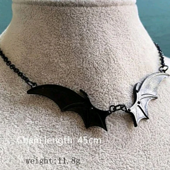 GOTHIC/HALLOWEEN DARK STYLE VAMPIRE BAT WING necklace - Picture 3 of 3